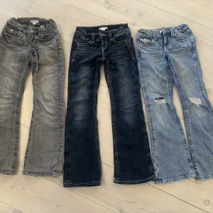 Tre par jeans storlek 134 & 140 Gina Tricot - 1 par grå / svarta jeans storlek 140, 1 par mörkblå jeans storlek 140, 1 par ljusa blå jeans storlek 134. De grå jeansen är mer använda och är lite slitna vid ena foten (se bild). De andra två är i mycket gott skick. Säljes endast i pack om 3, alla tre för 500 kr.