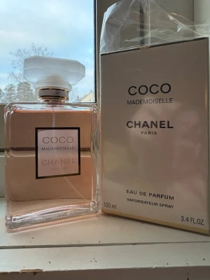 Coco mademoiselle - Parfymen håller länge och doftar gott i upp till 24 timmar. Hög kvalitet till ett bra pris :) Bli kär i den här doften. Allt visas på bilderna. Var försiktig. Returer är inte möjliga.