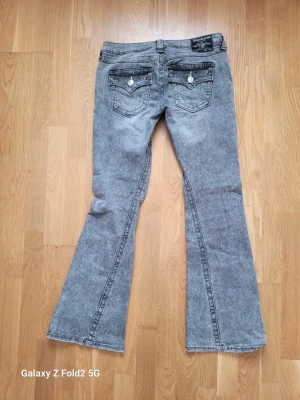 Utsvängda jeans True religion  - True religion jeans I storlek 28.
