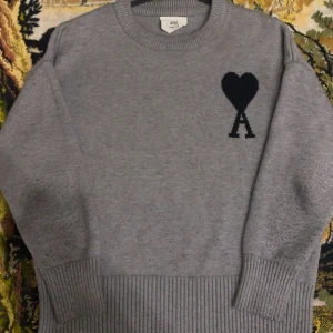 Ami Paris tröja  - Hej säljer min stickade Ami Paris tröja som är för. stor, pris kan diskuteras i dm