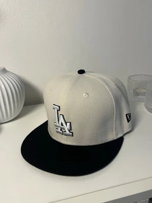 Svart & Vitt LA Keps - Säljer denna svart & vita la keps strl 56,8 