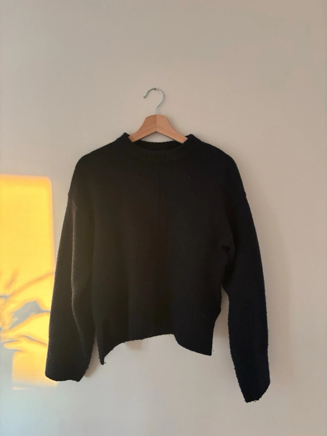 Svart stickad tröja med rund hals - 2