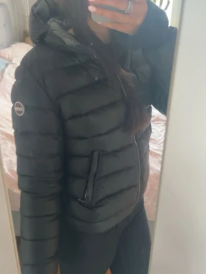 Svart dunjacka från colmar - Vinterjacka från colmar 💓Jättefint skick utan defekter men tyvärr för liten, storlek 42(passar som xs-s) 💓💓