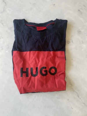 Svart och röd HUGO t-shirt - Säljer en hugo boss t-shirt. Den är i storleken XS. Den är i myckey bra skick bara lite skrynklig