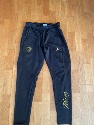 Jordan byxor - Jordan byxor. Dem är i storlek M. Den är i bra skick. Säljer den där av att jag inte använder sen längre.