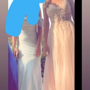 Lång ljusrosa balklänning  - Super fin balklänning. Använd 1 gång, strl 34. Köpt för över 2000