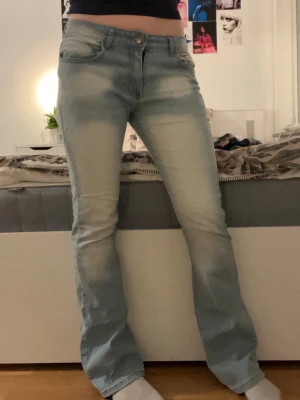 Blå jeans - Jeans som har fadead färg vid knäna.💕Vet inte vart dom är köpta men de är i bra kvalitet.