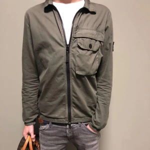 Stone island overshirt  - Säljer denna Stone island overshirt. Nypris 4599 kr. Hör av er vid eventuella frågor!