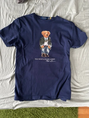  Polo Bear t-shirt Ralph Lauren - Säljer en stilren T-shirt från Polo Ralph lauren | Modell: Polo Ralph Lauren Bear | Skick: Nästintill Helt ny | Nypris: 1499kr | Storlek M | Hör av dig vid frågor📦