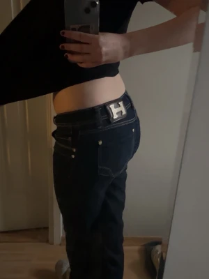 Lågmidjade straight jeans  - Snygga mörkblå jeans med raka ben och H-detalj på linningen. Köpta på plick för 300 men säljer då de inte kommit till användning💕