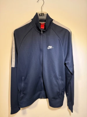 Nike kofta - Säljer en blå kofta, zip-tröja från Nike. Fint skick, använd enstaka gånger. Inga skador eller defekter. Skriv pm för frågor eller prisförslag.