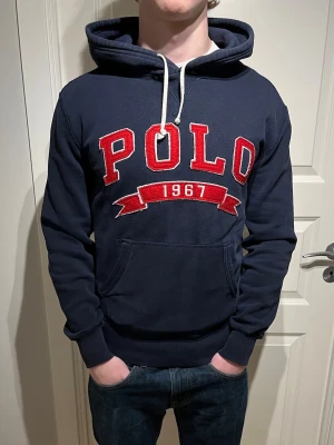 Ralph Lauren hoodie - Säljer en riktigt skön polo Ralph Lauren hoodie! | Mycket fint skick finns något mindre tecken på användning man inte märker av! | Storlek S. | Ställ gärna frågor innan du köper!