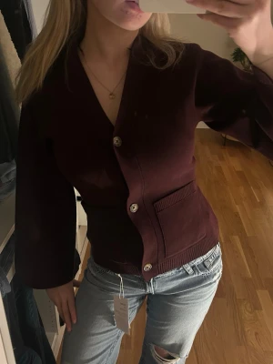 vinröd kofta med knappar - vinröd kofta från ginatricot i storlek small, helt slutsåld på hemsidan. Oanvänd 