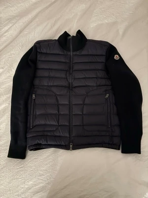 Moncler Cardigan - Snygg blå cardigan som är nästan helt ny, Används några gånger men säljer för jag behöver pengar. Är i storlek L men passar M. Har digitalt kvitto!!