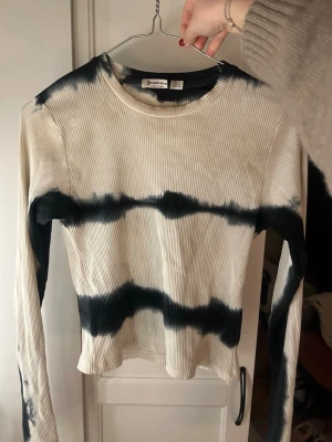  långärmad topp  - Snygg långärmad topp med tie dye mönster från stradivarius 