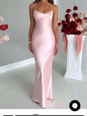 Ljusrosa lång satinklänning/balklänning - Säljer min superfina ljusrosa balklänning i satin från babyboo. Endast använd en gång på min bal och är i nyskick. Original pris är 1100 för klänningen och 400 kr frakt🥲men säljer för 850(kan kanske gå ner i pris) . Den är i storlek s men den går att justera mycket eftersom man knyter banden där bak🩷🩷