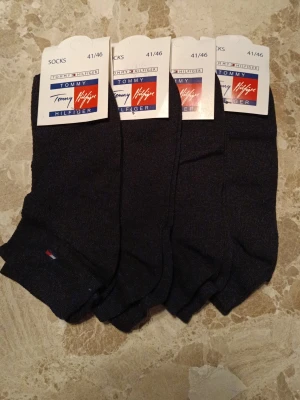 Tommy Hilfiger Strumpor NYA - Mycket fina strumpor som är jättesköna. Nya med etikett. Prislista följer nedan. Meddela mig vid hur många par ni vill ha.        1 par: 34 kr. 2 par:64 kr. 3 par: 96 kr  4 par: 124 kr