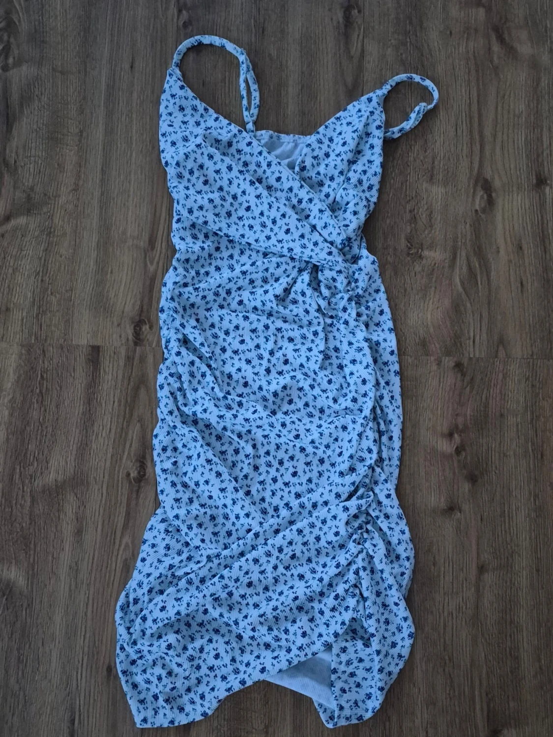 Blå blommig omlottklänning