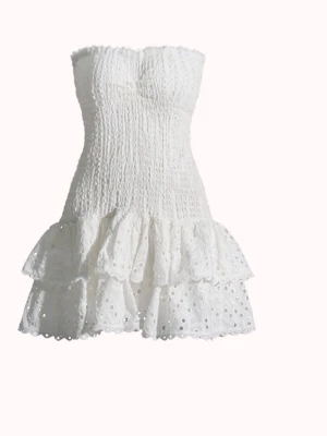 Vit sommarklänning- Amanda - Vit sommarklänning från design by Amor. Köptes förra sommaren använt 2 gånger. Så inga defekter. Orginal pros 699 och säljer för 600kr men går att diskutera priset.