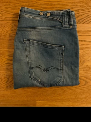 Blå Replay jeans med knappar - Replay jeans Pilar i storleken 29/28  Längd 95 cm, bredd 40 cm.  Fina jeans i bra skick!  Används för båda kön.  Fraktar oftast samma dag😄
