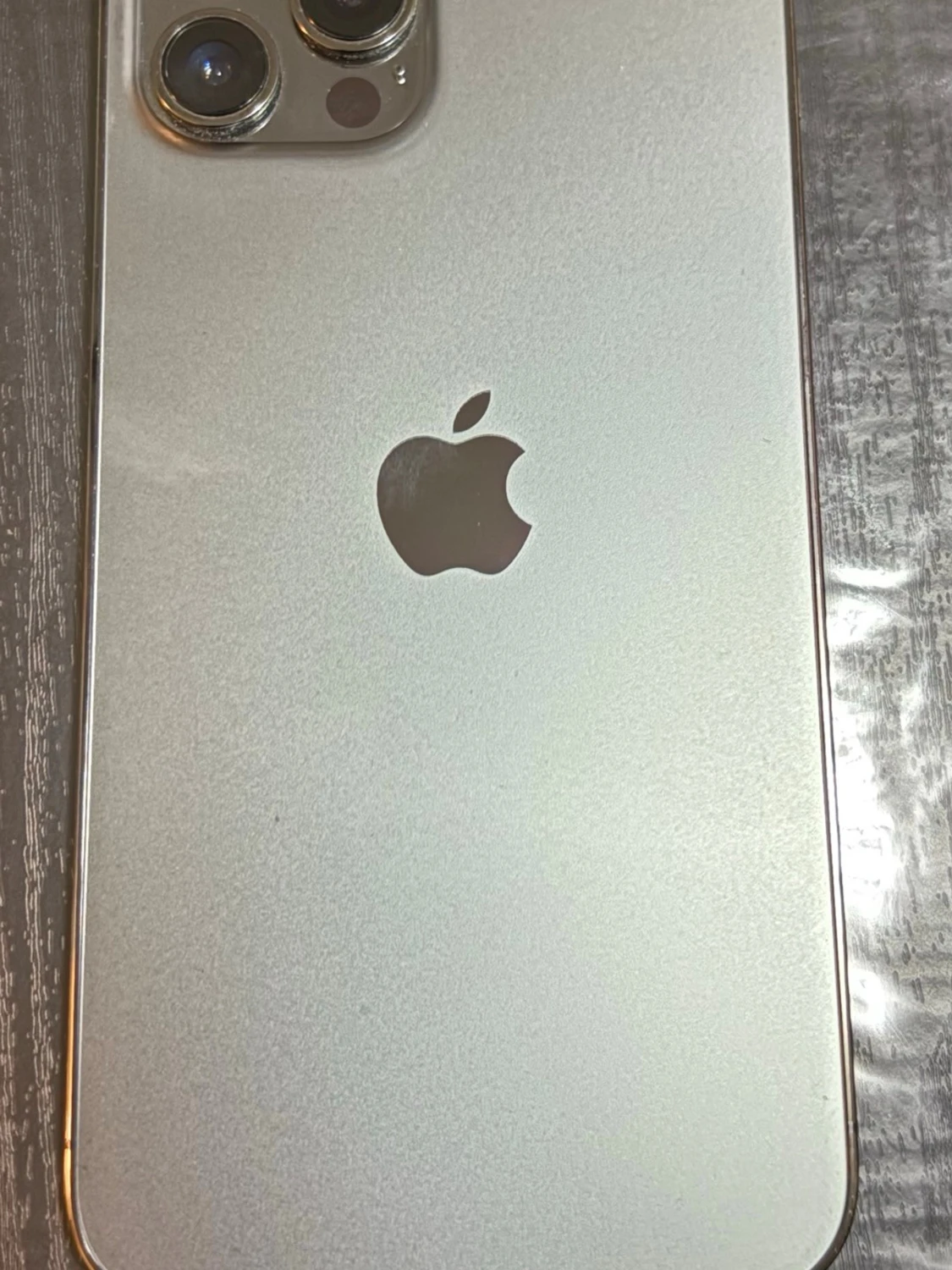 Silverfärgad iPhone med dubbla kameror