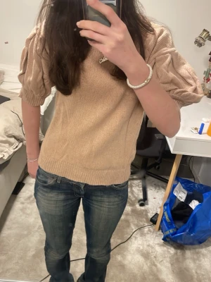 Beige puffärm stickad tröja - Den är jätte fin men säljer för att den är samma färg som mig pris kan diskuteras 