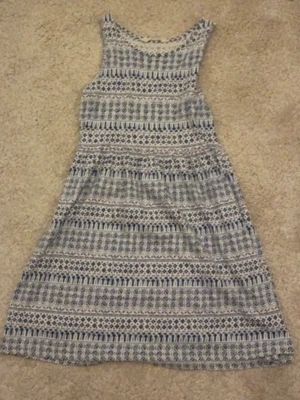 Mönstrad blåvit sommarklänning - Säljer en ärmlös klänning med blått och vitt mönster i boho-stil. Klänningen har rund halsringning och är i en lätt, luftig modell som passar perfekt till varma dagar. Materialet känns mjukt och bekvämt mot huden.