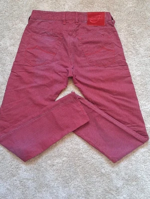 Jacob Cohen chinos röda  - Säljer nu dessa sjukt stiliga och unika Jacob cohen chinos. Perfekta till fest och andra tillfällen om du vill ha mycket blickar på dig. Nypris ca 5000kr. Om inte priset passar så buda W31 L32