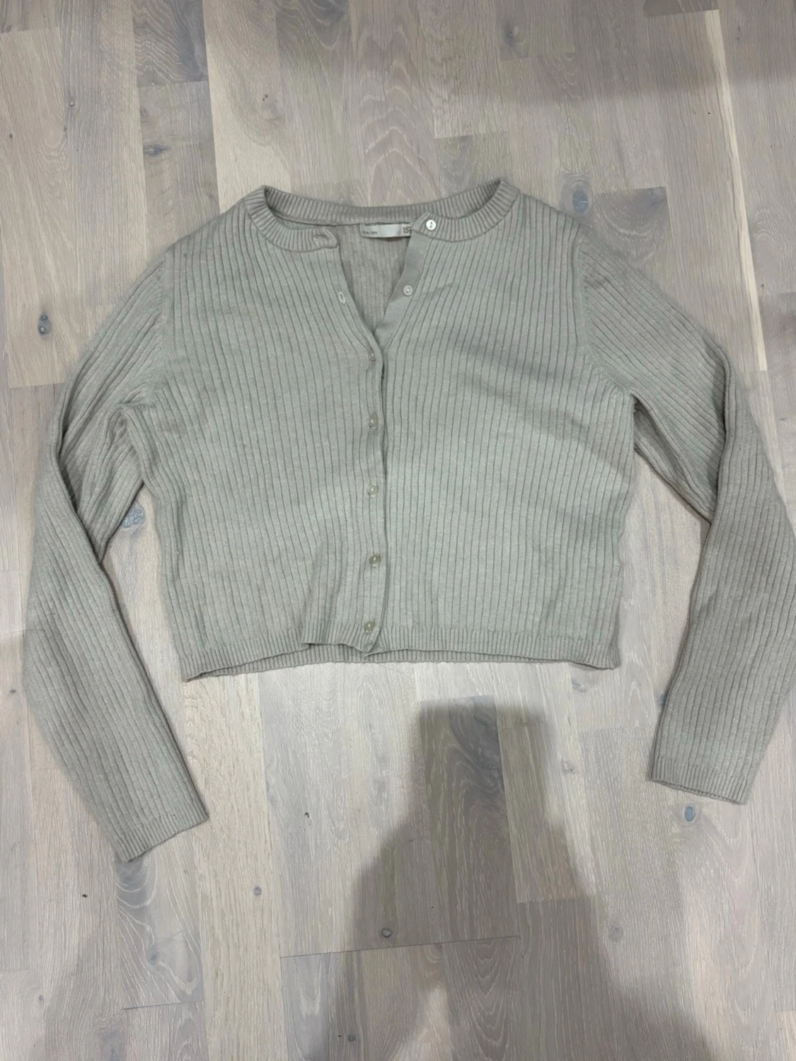 Grå ribbad kofta från 157