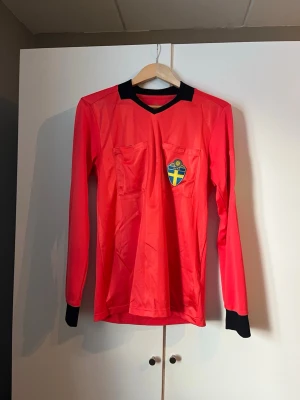 Domartröjor - Tre långärmade domartröjor. Superfint skick! Säljer alla för 400 kr, men man kan köpa en för 150 kr, då är det bara att skriva så fixar jag det. Alla är i samma storlek, S.