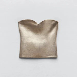 Zara guldtopp💘💘 - Superfin populär guldig topp från Zara använd ca 2 ggr. Säljer då den tyvärr inte kommer till användning längre. Tveka inte på att höra av dig vid frågor💞💞💞💞