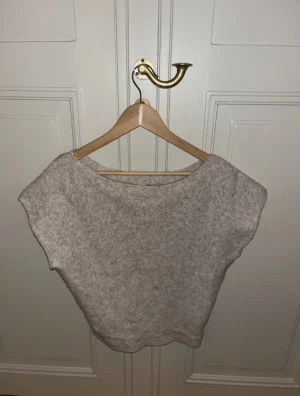 Beige  topp från Nelly - Nelly tröja alldrig använt, prislapp kvar 