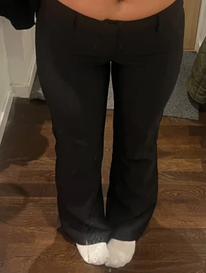 Svarta bootcut kostymbyxor - Jätte fina, midwaist. Passar mig som är 1,70