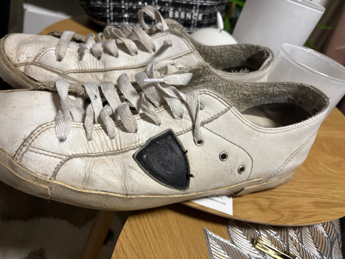 Philippe Model vita sneakers med svart patch - 3