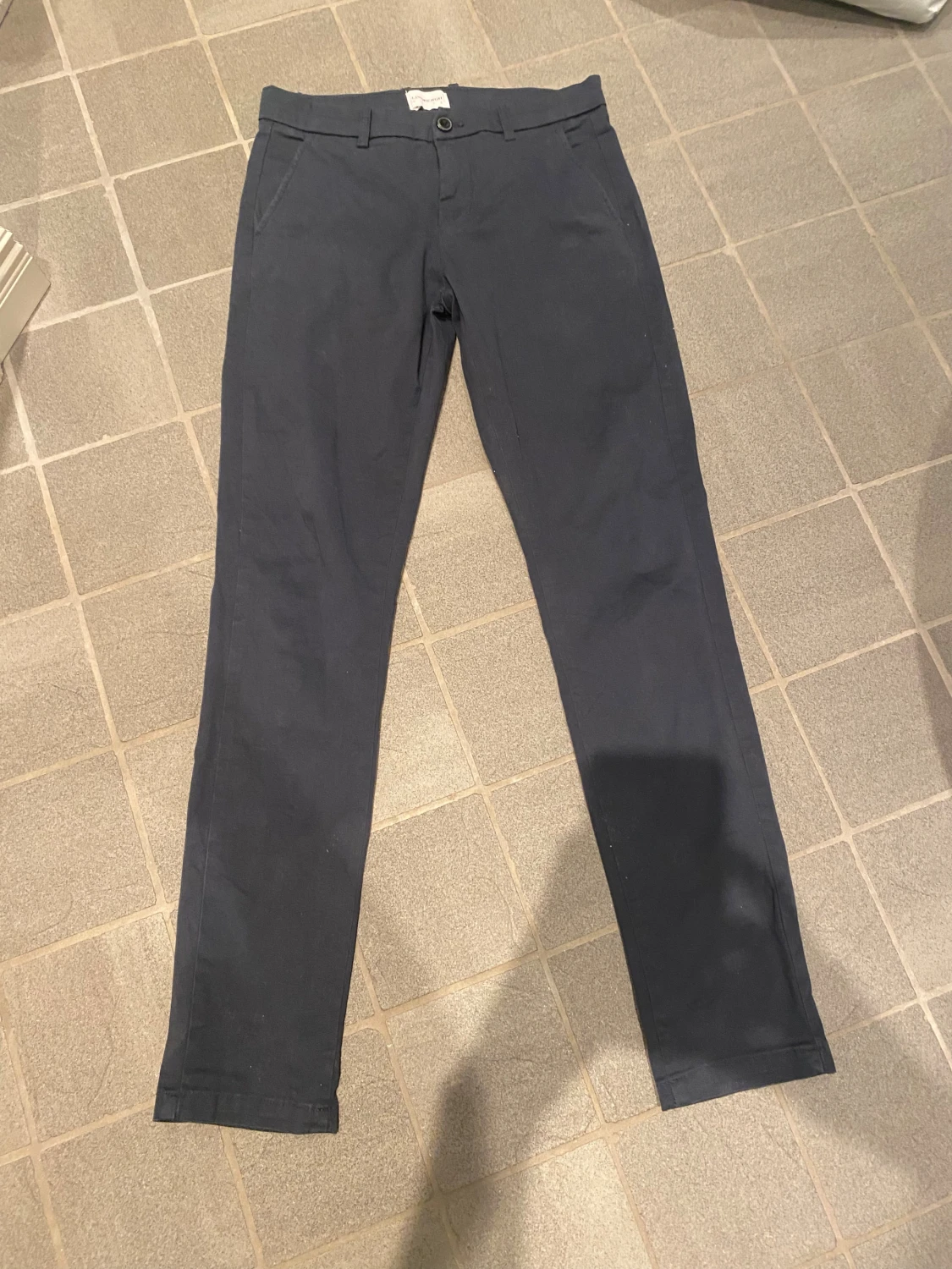 Mörkblå chinos från Lindbergh white  - 1