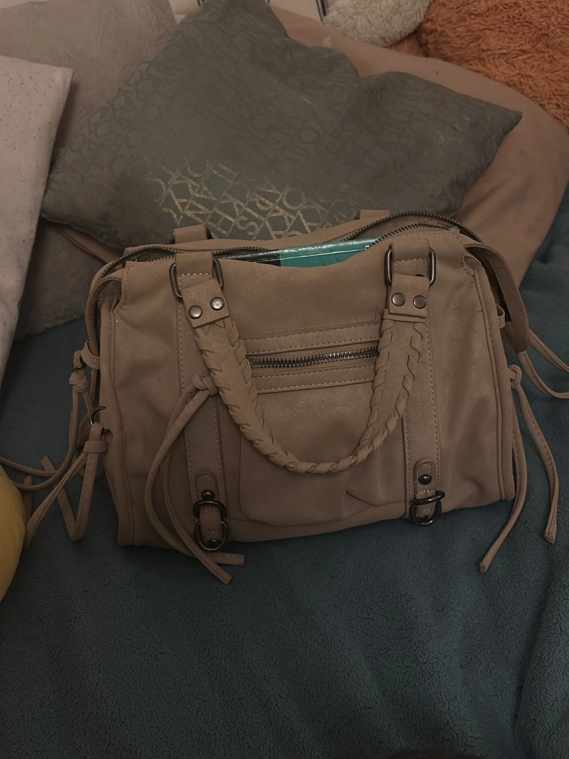 Beige axelväska med flätade detaljer