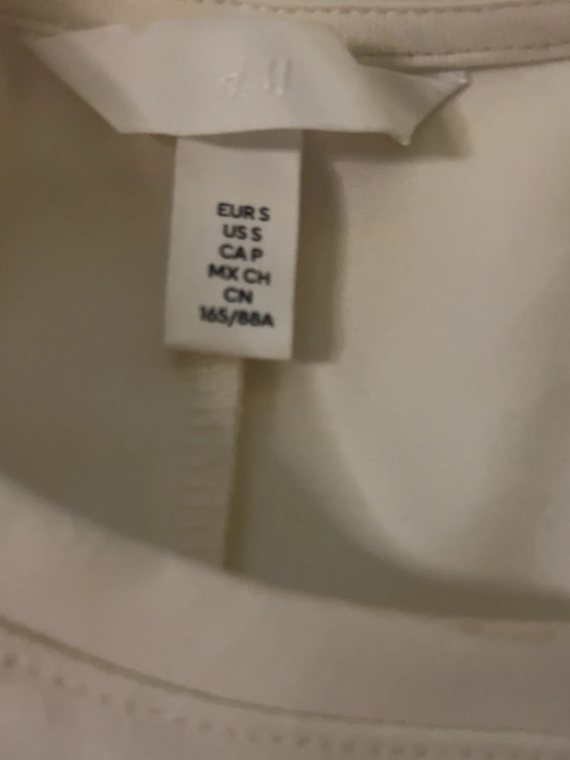 Vit blus från H&M med figurnära passform - 3