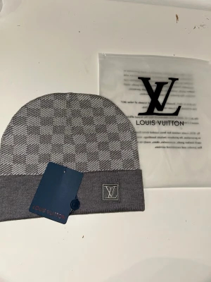 Grå mössa  - Helt ny, oanvänd, 3 st i lager. Kolla tik tok där vi har en rabattkod. Namn:w1nter.closet  