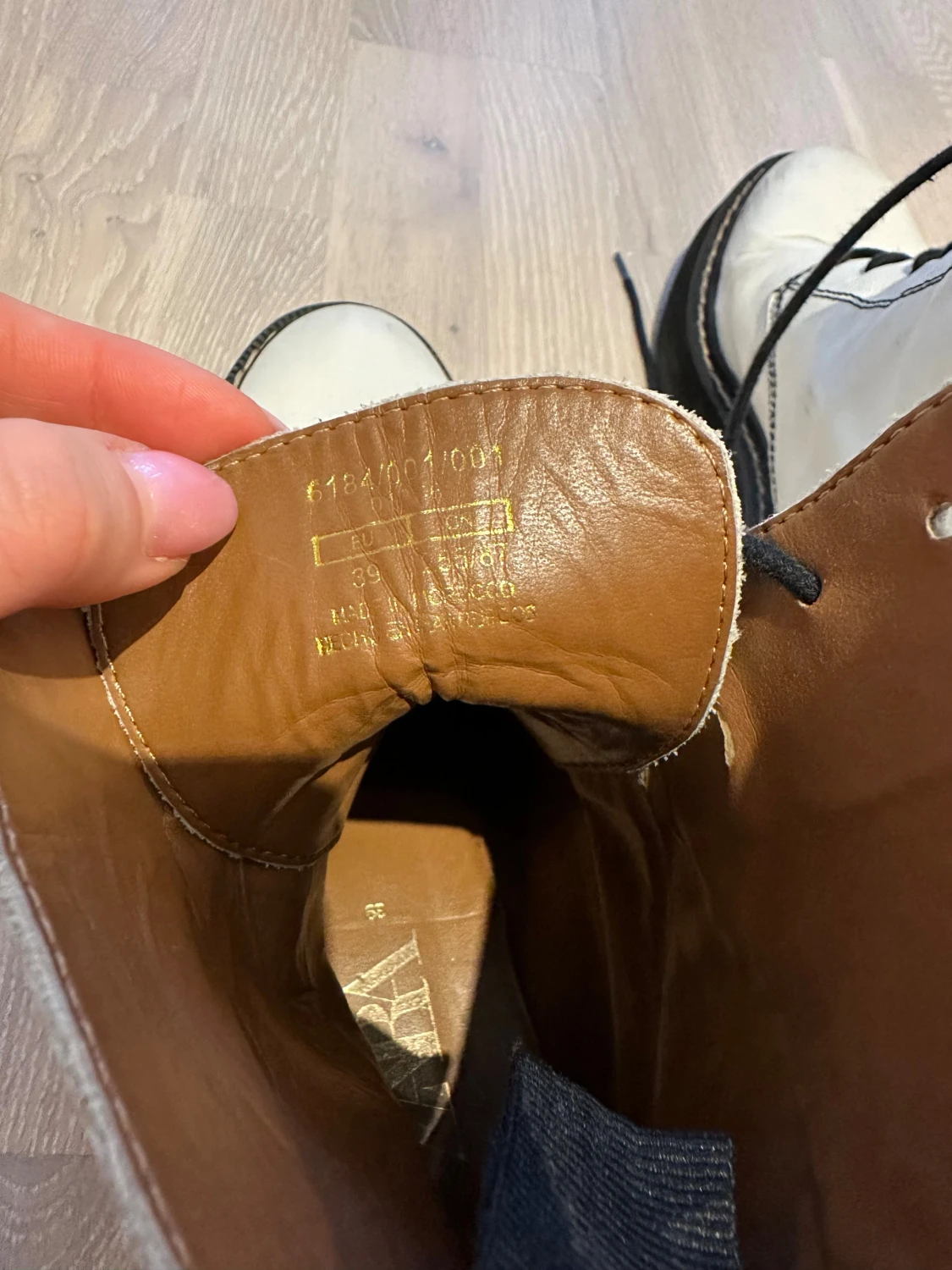 Vita ZARA boots med svart sula och snörning - 5