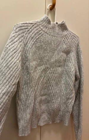 Grå ribbad stickad tröja - Mjuk och varm material. Helt oanvänd. Skickar samma dag