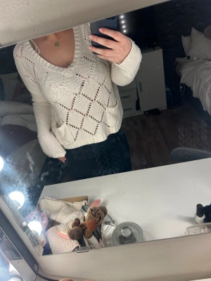 Vit tröja med hål och två fickor  - kommer inte till användning, pris kan diskuteras ❤️