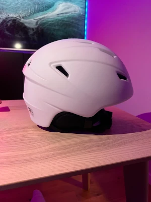 Skidhjälm Everest - Vit Everest skidhjälm med mips, storlek M/L. Använd fåtal gånger. 