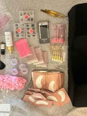 Frans saker - Säljer mina granskare då jag slutat med det💕 💕franskudde för huvudet 💕några pincetter  💕massor med ”under eye patches” 💕borstar,spolies 💕tejp till ögonen 💕massor med lim behållare 💕fön med laddare 💕julash fransschampo samt lim (endast använt 3-4ggr) 💕1000+ färdig knipsade fransar 0.07 D 8-15mm 💕en karta D böj 13mm 0.07 💕liten spegel  💕behållare till vätska   Det mesta är lite använt som kudden,limmet,schampot,fönen,spegeln och pincetterna men såklart steriliseras allt innan.  Pris kan diskuteras