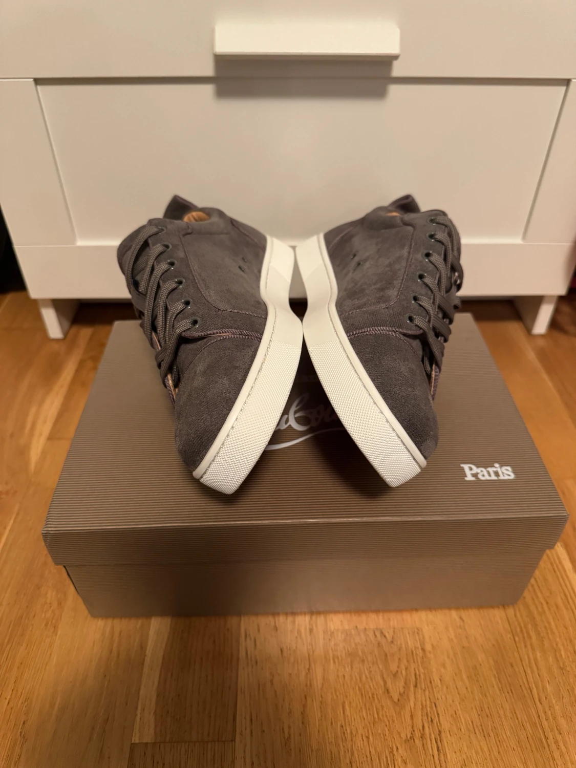 Grå mockasneakers från Christian Louboutin