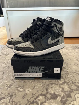 Air Jordan 1 High OG “Rebellionaire” – Storlek 39 – Nyskick - Säljer mina Air Jordan 1 High OG Rebellionaire i storlek 39. Skorna är i nära nyskick, endast provade kort inomhus och kommer med originalbox.  Köpta nya och aldrig använda utomhus. Förvarade i kartongen hela tiden. Jag säljer dem helt enkelt för att jag inte använder dem och tycker någon annan ska få mer glädje av dem.  Info: • Modell: AJ1 High OG “Rebellionaire” • Storlek: EU 39 / US 6.5 • Skick: Som nya • Originalbox ingår  Kan hämtas eller skickas spårbart. Skriv vid intresse eller frågor!