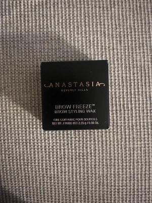 Anastasia Brow Freeze Brow Wax - Brow Freeze Brow Styling Wax från Anastasia Beverly Hills. Oöppnad. Nypris 340