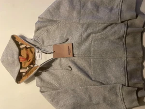 Burberry hoddie (trade) - Ljusgrå burberry hoddie med dragkedja i gott skick. Gör endast byte.