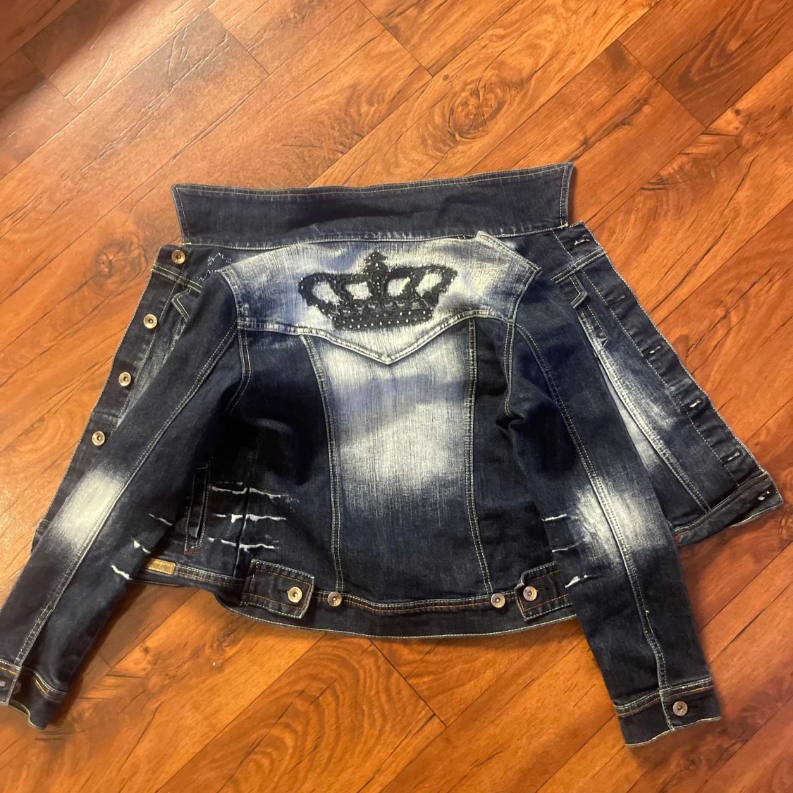 Mörkblå jeansjacka med krona