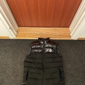 Moncler väst - Moncler väst storlek m. Den är i bra skick