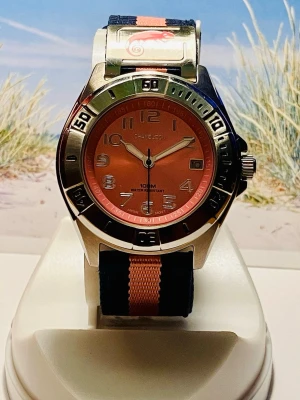 Snygg Chameleon Armbandsur  - Snyggt armbandsur från CHAMELEON med ett rosa urtavla och ett textilarmband i blått och rosa. Klockan är vattenresistent 10ATM. Boetten är tillverkad i rostfritt stål. Rustad med nytt batteri, säljes i befintligt fungerande skick enligt bilderna!